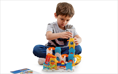 Enfant construisant l'ensemble de départ Marble Rush Discovery.