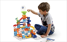 Enfant construisant l'ensemble de départ Marble Rush Discovery.