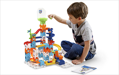 Enfant construisant l'ensemble de départ Marble Rush Discovery.